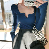 Camisa ajustada de manga larga acanalada con escote azul y marrón